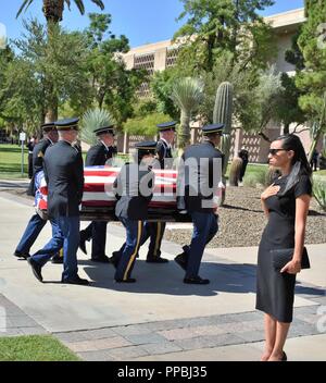 Un membre de la famille de Sénateur John McCain met sa main sur son coeur, comme une garde d'honneur porte son cercueil dans l'Arizona State Capitol, le 29 août, à Phoenix. Banque D'Images