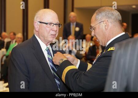 Le général Gus Perna, commandant du Commandement du matériel de l'Armée de la guerre du Vietnam, les broches Broche du revers d'un vétéran du Vietnam au cours de cette présentation au Club Rotary de déjeuner de Birmingham dans le cadre du 22 août 2018, rencontrez votre armée. Environ 12 Rotariens ont reçu un code pin de Perna le déjeuner. Perna partagée avec les Rotariens le besoin de l'appui de la communauté de l'armée, ses anciens combattants et ses efforts de recrutement. Banque D'Images