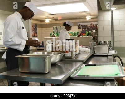 La FPC. Shaquille Lipscomb (droite), 303e MI BN, et la FPC. Bénédiction Harris (à droite), 163e MI BN, préparer un repas 3 plats, Août 23, 2018, de Fort Hood, au Texas. Les deux soldats ont été critiquées sur la préparation et le goût. Banque D'Images