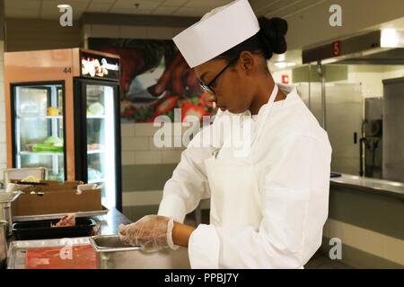 La FPC. Bénédiction Harris, 163e MI BN, prépare un repas au toujours prêt de la salle à manger, 23 août, 2018, de Fort Hood, au Texas. Harris a préparé une salade de fruits comme son apéritif. Banque D'Images