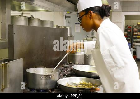 La FPC. Bénédiction Harris, 163e MI BN, remue les nouilles, le 23 août, 2018, de Fort Hood, au Texas. Harris a préparé des nouilles, poulet, pommes de terre, haricots verts et comme une partie de son repas principal. L'Armée américaine Banque D'Images