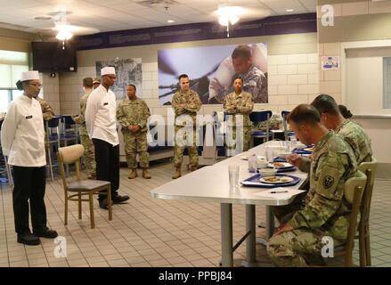 La FPC. Bénédiction Harris (à gauche), 163e MI BN, et la FPC. Shaquille Lipscomb, 303e MI BN, sont devant les juges, Août 23, 2018, de Fort Hood, au Texas. Les deux soldats ont été nécessaires pour expliquer leurs plats comme les juges à l'épreuve. Banque D'Images