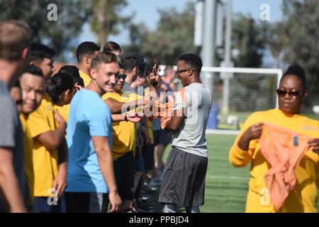 Maître de 3e classe Rico Stanley, avec la base de la Garde côtière de Los Angeles-Long Beach, les mains hors jeu à la jerseys StubHub Center de Carson, en Californie, le 29 août 2018. Services armés américains et canadiens ont participé à une séance de formation avec l'équipe de soccer de la Galaxy de la Fleet Week. Banque D'Images