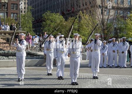 CLEVELAND (Août 28, 2018) La marine des États-Unis Garde de cérémonie effectuer au cours de la cérémonie de proclamation de la Semaine de la Marine Cleveland à Cleveland, Ohio. Le Bureau de la marine de l'approche communautaire utilise le programme de la Semaine de la Marine d'apporter de l'équipement, marins et affiche à environ 14 villes américaines chaque année pour une semaine de calendrier des missions de sensibilisation conçu pour les Américains de faire l'expérience de première main comment l'US Navy est la Marine la nation a besoin. Banque D'Images