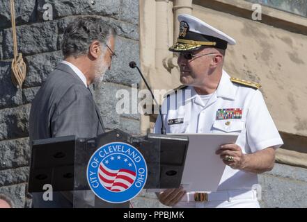 CLEVELAND (Août 28, 2018) Cleveland le maire Frank G. Jackson présente la proclamation de la Semaine de la Marine de Cleveland à Vice Adm. Forrest Faison, médecin-chef de la Marine, au cours de la cérémonie de proclamation de la Semaine de la Marine Cleveland à Cleveland, Ohio. Le Bureau de la marine de l'approche communautaire utilise le programme de la Semaine de la Marine d'apporter de l'équipement, marins et affiche à environ 14 villes américaines chaque année pour une semaine de calendrier des missions de sensibilisation conçu pour les Américains de faire l'expérience de première main comment l'US Navy est la Marine la nation a besoin. Banque D'Images