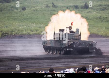 Centre de formation interarmes, FUJI GOTEMBA CAMP, Japon - le Japon d'Autodéfense d'un sol Type-90 tank tire sur un objectif à long terme au cours de l'assemblée annuelle de feu Fuji 26 août Démonstration sur centre de formation interarmes, Fuji Gotemba Camp, au Japon. La manifestation a des membres de la section locale et de collectivités américaines afin d'observer et d'acquérir une meilleure compréhension de leurs capacités en ce qui concerne la défense du Japon. Environ 3 000 membres du service JGSDF a pris part à l'exercice de cette année. Banque D'Images