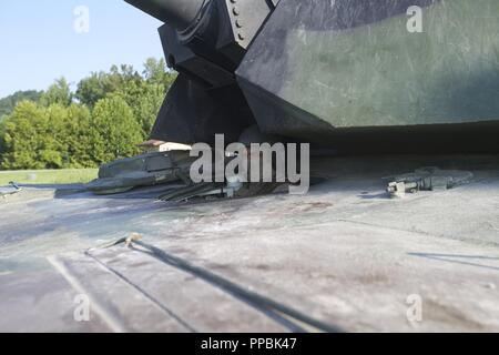 Le Cpl. Jared M. Lopez, un conducteur de char avec 4e Tank Battalion attend que ses ordres pour passer de l'approvisionnement en munitions pour l'exercice de tir réel sur gamme Wilcox à Fort Knox, Kentucky, le 28 août 2018. Le concours a mis en évidence la zone critique et la réaction rapide des compétences de combat des bataillons. Banque D'Images