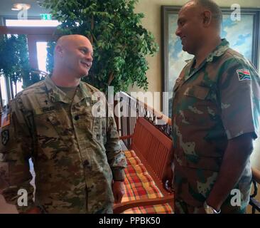 New York de la Garde nationale de l'Armée Le lieutenant-colonel Scott Ehler, le New York de l'aumônier de la Garde nationale de l'état, parle avec force de défense nationale sud-africaine, le Colonel aumônier Malcom Pillay, lors d'une réunion d'aumôniers américains et africains réalisée dans le cadre de la Garde nationale de l'état du programme de partenariat à Garmisch-Partenkirchen, Allemagne le 21 août 2018. Les aumôniers des différentes nations africaines militarys u.s. s'est entretenu avec eux et avec leurs homologues de la Garde nationale américaine dans le cadre d'un programme de partenariat stratégique de l'état de synchronisation de l'aumônier du groupe de travail, animé par U.S. Africa Command. ( U.S. Army Nat Banque D'Images