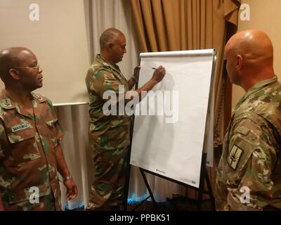 Le lieutenant-colonel Scott Ehler, le chef de l'aumônier de la Garde Nationale de New York (à droite) les tempêtes de cerveau avec deux aumôniers militaires africains lors d'une réunion d'aumôniers américains et africains réalisée dans le cadre de la Programme de partenariat de l'état de la Garde nationale le 21 août 2018 à Garmisch-Partenkirchen, Allemagne. Les aumôniers des différentes nations africaines militarys u.s. s'est entretenu avec eux et avec leurs homologues de la Garde nationale américaine dans le cadre d'un programme de partenariat stratégique de l'état de synchronisation de l'aumônier du groupe de travail, animé par U.S. Africa Command. ( U.S. Army National Guard Banque D'Images