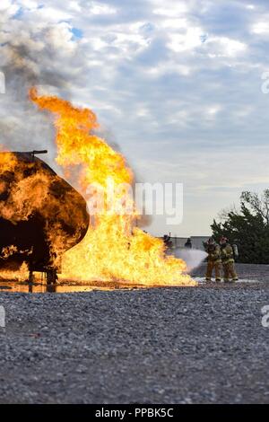 Deux Sheppard Air Force Base, les pompiers de mettre une ruée vers l'incendie à la Sheppard AFB, Texas, le 23 août 2018. Le ministère effectue de fréquentes séances de formation pour actualiser les compétences nécessaires des pompiers différents y compris la lutte contre les incendies d'aéronefs extérieur et intérieur ainsi que les incendies de moteur. Banque D'Images
