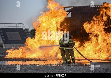 Deux Sheppard Air Force Base, les pompiers de mettre une ruée vers l'incendie à la Sheppard AFB, Texas, le 23 août 2018. Le ministère effectue de fréquentes séances de formation pour actualiser les compétences nécessaires des pompiers différents y compris la lutte contre les incendies d'aéronefs extérieur et intérieur ainsi que les incendies de moteur. Banque D'Images
