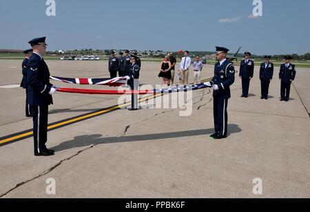 Les membres de la 55e Escadre de repliage de la garde d'honneur des drapeaux américains et britanniques dans le cadre d'une cérémonie tenue le 12 août 2018 au cours de l'Offutt défenseurs de la liberté et de l'espace Air Show en l'honneur de feu Jarvis Offutt qui la base est nommé d'après. Offutt a été le premier autochtone Omaha de mourir dans la PREMIÈRE GUERRE MONDIALE, lorsque son avion a été abattu au-dessus de la France il y a 100 ans. Le leadership de la 55e Escadre et de la Royal Air Force a présenté les drapeaux pour les membres de la famille à la suite de l'Offutt cérémonie de pliage. Banque D'Images