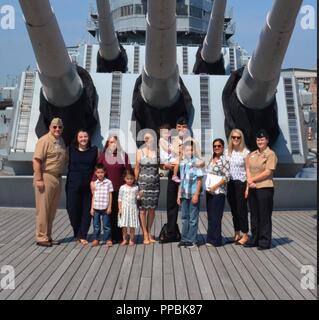 C1 Justin R. Houser, à partir de la sécurité navale, Center-Norfolk réinscrit fièrement cet après-midi à bord du USS Wisconsin (BB-64) devant les membres de sa famille qui sont venus de près et de loin à l'appuyer. Les membres de la famille ont aussi reçu des certificats d'appréciation après la brève cérémonie. L'USS California (BB-64) est un cuirassé qui Iowa-Class est amarré en permanence à côté de l'hôtel Hampton Roads Naval Museum dans le centre-ville de Norfolk, en Virginie, en tant que bateau musée. Le navire est un lieu populaire pour les cérémonies militaires, et est utilisée pour la zone de commandes. Banque D'Images