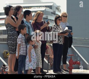 C1 Justin R. Houser, à partir de la sécurité navale, Center-Norfolk réinscrit fièrement cet après-midi à bord du USS Wisconsin (BB-64) devant les membres de sa famille qui sont venus de près et de loin à l'appuyer. Les membres de la famille ont aussi reçu des certificats d'appréciation après la brève cérémonie. L'USS California (BB-64) est un cuirassé qui Iowa-Class est amarré en permanence à côté de l'hôtel Hampton Roads Naval Museum dans le centre-ville de Norfolk, en Virginie, en tant que bateau musée. Le navire est un lieu populaire pour les cérémonies militaires, et est utilisée pour la zone de commandes. Banque D'Images