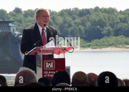 La minorité du Sénat américain Whip et sénateur de l'Illinois Richard Durbin fournit des observations à l'occasion d'une cérémonie pour le barrage et les écluses d'Olmsted, 30 août, dans la région de Olmsted, IL. La cérémonie organisée par le U.S. Army Corps of Engineers du District de Louisville inclus une cérémonie d'éclusage et le dévouement de l'élévateur du guichet barge. Le projet de barrage et d'écluses d'Olmsted, qui remplace deux anciennes écluses 52 et 53, apportera à la navigation fiables la rivière Ohio offrant des millions de dollars de gains économiques chaque année. Serrures d'Olmsted et le barrage est le plus grand projet du corps depuis le Canal de Panama. Il se compose Banque D'Images