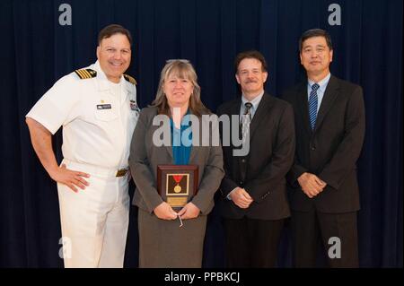 Amy Le Doux, Carderock's service client pour le Bureau du Programme de la classe de Virginie (MP450), reçoit le Capt Harold E. Saunders Award pour la gestion technique exemplaire au Naval Surface Warfare Center, Carderock Division Honneur cérémonie de remise des prix le 28 août 2018, dans l'ouest de Bethesda, Md, de gauche à droite : Commandant Capt Mark Vandroff ; manteaux ; Mike Slater, chef de division des technologies de mesure de signatures de Carderock Division Systèmes et ; et le Dr Paul Shang, directeur technique par intérim. Banque D'Images