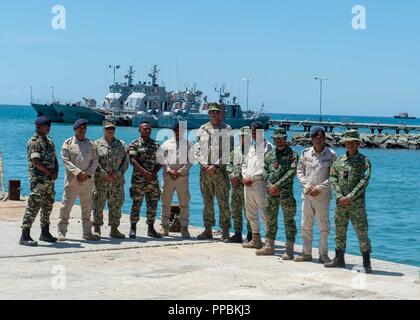 Premier maître de Manœuvre Rob Roy, gauche, de Blackfoot, Idaho, Chef mécanicien Rob Hartwell, moyenne, de Bedford, Massachusetts, affecté à un groupe de rivière côtière (CRG) 1 Det. Guam et les membres des Forces de défense du Timor-Leste et la Police nationale du Timor-Leste posent pour une photo lors de CARAT 2018 Timor-Leste à Hera Base Navale, le 29 août 2018. CARAT Timor-Leste 2018 est conçu pour répondre aux préoccupations de sécurité maritime commune, construire des relations et d'améliorer l'interopérabilité entre les forces canadiennes participantes. Banque D'Images