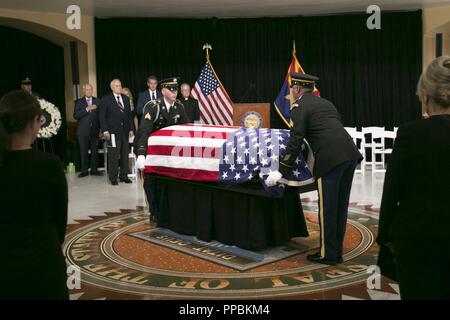 Les membres de la Garde nationale de l'Arizona le cercueil d'escorte peloton spécialisé de Sénateur John McCain dans l'Arizona State Capitol Building rotonde 29 août, où il a déposé dans la région pour le public pour rendre hommage au sénateur de l'Arizona. La Garde nationale de l'Arizona les honneurs militaires fournis peloton transferts de la dignité du sénateur reste à et de la Capitol building et facilité son transfert à la dignité de l'Arizona Barry Goldwater Air National Guard Base. (La Garde nationale de l'Arizona Banque D'Images