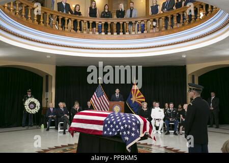 Gouverneur de l'Arizona Doug Ducey fournit des commentaires le 29 août à l'intérieur de l'Arizona State Capitol Building rotonde comme un soldat de la Garde nationale de l'Armée de l'Arizona monte la garde sur le Sénateur John McCain le cercueil alors qu'il jette dans la région. La Garde nationale de l'Arizona les honneurs militaires fournis peloton transferts de la dignité du sénateur reste à et de la Capitol building et facilité son transfert à la dignité de l'Arizona Barry Goldwater Air National Guard Base. (La Garde nationale de l'Arizona Banque D'Images