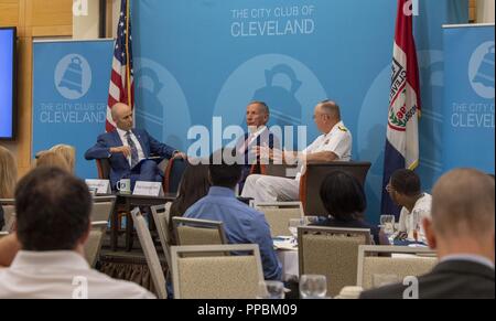 CLEVELAND, Ohio (16 août 2000 28, 2018) Chirurgien général Vice-amiral de la Marine. Forrest Faison a parlé d'un panel sur l'avenir de la médecine de la Marine et de l'amélioration et le maintien de la surviabilité en combat au City Club de Cleveland Forum pendant la Semaine de la Marine de Cleveland à Cleveland, Ohio. Le Bureau de la marine de l'approche communautaire utilise le programme de la Semaine de la Marine d'apporter de l'équipement, marins et affiche à environ 14 villes américaines chaque année pour une semaine de calendrier des missions de sensibilisation conçu pour les Américains de faire l'expérience de première main comment l'US Navy est la Marine la nation a besoin. Banque D'Images