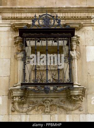 O Universidad Colegio de San Ildefonso. Fundada en 1498 por el Cardenal Cisneros, y las obras, dirigidas por Pedro Gumiel, se concluyeron en 1508. Detalle de una ventana de la Fachada principal consstruida entre 1543 y 1553 en style plateresco bajo la dirección de Rodrigo Gil de Hontañón. Alcalá de Henares. Comunidad de Madrid. España. Banque D'Images