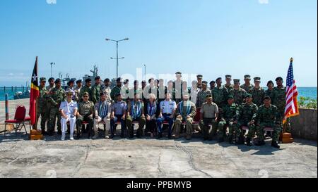 L'ambassadeur américain à la République démocratique du Timor-Leste Kathleen Fitzpatrick, marins affectés au groupe fluviales côtières (CRG) 1 Det. Guam,et les membres de la Force de défense du Timor-Leste et la Police nationale du Timor-Leste posent pour une photo lors de la cérémonie de clôture 2018 Timor-Leste CARAT à Hera Base navale, 30 août 2018. CARAT Timor-Leste 2018 est conçu pour répondre aux préoccupations de sécurité maritime commune, construire des relations et d'améliorer l'interopérabilité entre les forces canadiennes participantes. Banque D'Images