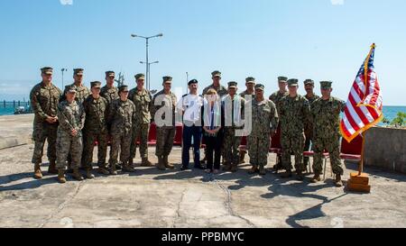 L'ambassadeur américain à la République démocratique du Timor-Leste Kathleen Fitzpatrick, marins affectés au groupe fluviales côtières (CRG) 1 Det. Guam, et les Marines posent pour une photo lors de la cérémonie de clôture 2018 Timor-Leste CARAT à Hera Base navale, 30 août 2018. CARAT Timor-Leste 2018 est conçu pour répondre aux préoccupations de sécurité maritime commune, construire des relations et d'améliorer l'interopérabilité entre les forces canadiennes participantes. Banque D'Images