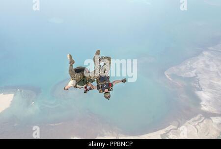 Les membres de l'armée américaine de la 82e Escadron de sauvetage expéditionnaire effectuer un saut d'entraînement hors d'un C-130J près du Camp Lemonnier, Djibouti, le 25 août 2018. La 82e QRE maintient des compétences d'ouverture basse altitude afin d'effectuer la récupération du personnel, l'évacuation, l'évacuation médicale, et l'élément sensible dans le rétablissement de la Force opérationnelle interarmées combinée de la Corne de l'Afrique zone d'opérations interarmées en partenariat avec le 75e EAS. Banque D'Images