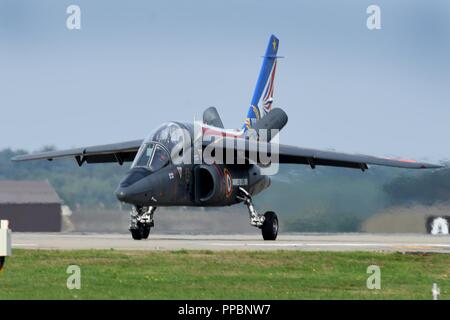 Une armée de l'Air française Dassault/Dornier Alpha Jet de Tours - Saint-Symphorien Air Base, Center-Val de Loire, France, des taxis pour le désarmement rampe à la Royal Air Force Lakenheath, Angleterre, le 29 août 2018. Les avions de l'Ecole de l'aviation de chasse de l'école de l'aviation de chasse à Tours - Saint-Symphorien Air Base sont en visite au Royaume-Uni à vol d'entraînement et de communication radio avec des pilotes anglais et américains, de familiariser les élèves pilotes avec compréhension des procédures radio dans des accents et dialectes. Banque D'Images