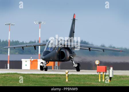 Une armée de l'Air française Dassault/Dornier Alpha Jet de Tours - Saint-Symphorien Air Base, Center-Val de Loire, France, des taxis pour le désarmement rampe à la Royal Air Force Lakenheath, Angleterre, le 29 août 2018. Les avions de l'Ecole de l'aviation de chasse de l'école de l'aviation de chasse à Tours - Saint-Symphorien Air Base sont en visite au Royaume-Uni à vol d'entraînement et de communication radio avec des pilotes anglais et américains, de familiariser les élèves pilotes avec compréhension des procédures radio dans des accents et dialectes. Banque D'Images