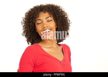 Portrait de femme africaine millénaire de clignoter et smiling at camera Banque D'Images