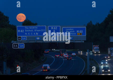 Birmingham, UK. 24 Septembre, 2018. Le Harvest Moon se lève au-dessus de l'autoroute M42 occupé juste au sud de Birmingham, West Midlands, Royaume-Uni. Peter Lopeman/Alamy Live News. Banque D'Images