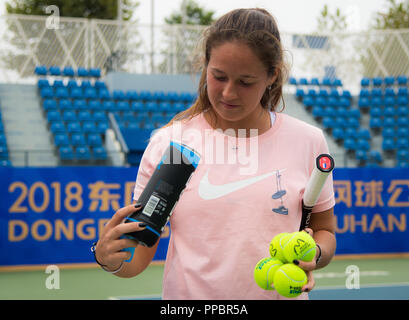 Wuhan, Chine. Sep 24, 2018. 24 septembre 2018 - Daria Kasatkina de Russie hits avec des boules de parrainer les clients du 2018 Dongfeng Motor Wuhan ouvrir le tournoi de tennis WTA Premier 5 Crédit : AFP7/ZUMA/Alamy Fil Live News Banque D'Images