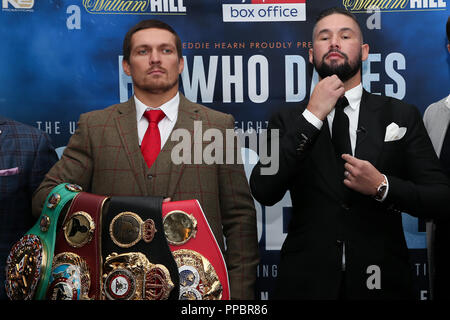 Manchester, UK. Lundi 24 septembre 2018. Oleksandr Usyk et Tony Bellew face off lors d'une conférence de presse de boxe Matchroom à Manchester, au Royaume-Uni. Credit : UK Sports Agency/Alamy Live News Banque D'Images