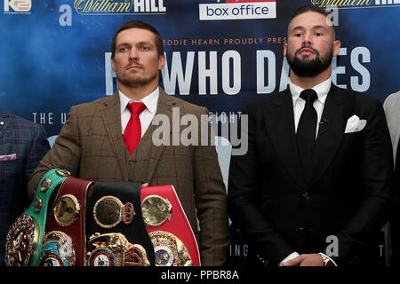 Manchester, UK. Lundi 24 septembre 2018. Oleksandr Usyk et Tony Bellew face off lors d'une conférence de presse de boxe Matchroom à Manchester, au Royaume-Uni. Credit : UK Sports Agency/Alamy Live News Banque D'Images