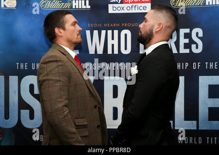 Manchester, UK. Lundi 24 septembre 2018. Oleksandr Usyk et Tony Bellew face off lors d'une conférence de presse de boxe Matchroom à Manchester, au Royaume-Uni. Credit : UK Sports Agency/Alamy Live News Banque D'Images