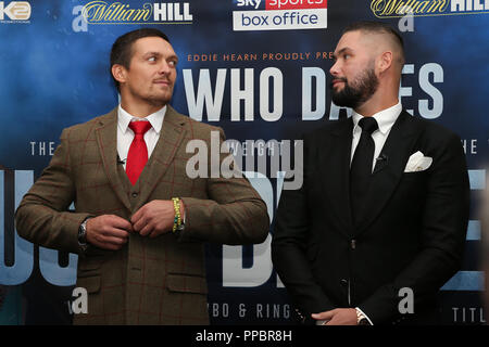 Manchester, UK. Lundi 24 septembre 2018. Oleksandr Usyk et Tony Bellew face off lors d'une conférence de presse de boxe Matchroom à Manchester, au Royaume-Uni. Credit : UK Sports Agency/Alamy Live News Banque D'Images