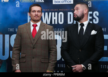 Manchester, UK. Lundi 24 septembre 2018. Oleksandr Usyk et Tony Bellew face off lors d'une conférence de presse de boxe Matchroom à Manchester, au Royaume-Uni. Credit : UK Sports Agency/Alamy Live News Banque D'Images