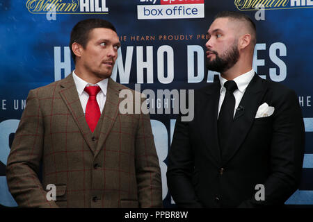 Manchester, UK. Lundi 24 septembre 2018. Oleksandr Usyk et Tony Bellew face off lors d'une conférence de presse de boxe Matchroom à Manchester, au Royaume-Uni. Credit : UK Sports Agency/Alamy Live News Banque D'Images