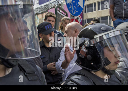 Buenos Aires, Argentine, Buenos Aires. Sep 24, 2018. Les organisations syndicales et sociales mobilisés ce matin de la province d'Avellaneda à Puente Pueyrredan avec l'intention d'organiser une manifestation pour protester contre les ajustements économiques mis en œuvre par le gouvernement de Mauricio Macri, tandis que l'infanterie interdit. . Credit : ZUMA Press, Inc./Alamy Live News Banque D'Images