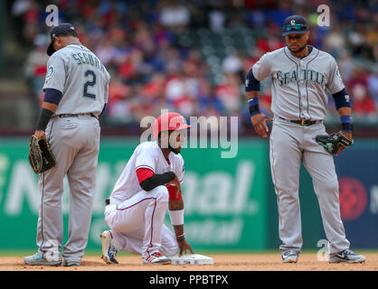 Arlington, Texas, USA. 29Th Sep 2018. Jurickson Profar shortstop Texas Rangers (19) s'agenouille sur 2ème base après avoir appelé qui tentait de voler pendant le jeu MLB entre les Mariners de Seattle et les Texas Rangers à Globe Life Park à Arlington, au Texas. Le Texas a gagné 6-1. Tom Sooter/CSM/Alamy Live News Banque D'Images