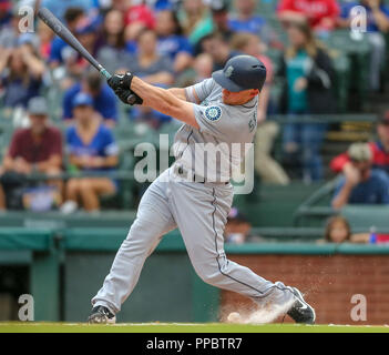 Arlington, Texas, USA. 29Th Sep 2018. Mariners de Seattle de troisième but Kyle Seager (15 hits) une foull ball dans la terre dans la 2ème manche de la MLB match entre les Mariners de Seattle et les Texas Rangers à Globe Life Park à Arlington, au Texas. Le Texas a gagné 6-1. Tom Sooter/CSM/Alamy Live News Banque D'Images