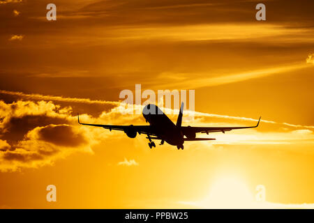 L'aéroport de Luton, London, UK. 24 Sep 2018. Météo France : la silhouette d'un Boeing 757 qui a décollé de l'aéroport de Londres Luton Crédit : Nick Whittle/Alamy Live News Banque D'Images