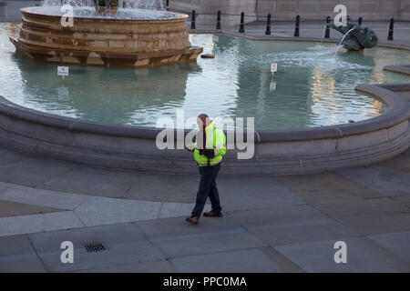 London,UK,25 Septembre 2018,un homme dans une veste fluorescente arrive avec un faucon au petit matin sur Trafalgar Square, Londres, pour effrayer les pigeons ©Keith Larby/Alamy Live News Banque D'Images