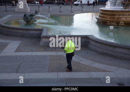 London,UK,25 Septembre 2018,un homme dans une veste fluorescente arrive avec un faucon au petit matin sur Trafalgar Square, Londres, pour effrayer les pigeons ©Keith Larby/Alamy Live News Banque D'Images