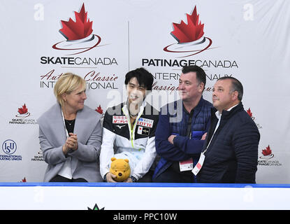 Oakville, Ontario, Canada. Sep 21, 2018. Yuzuru Hanyu du Japon se trouve dans le baiser et pleurer avec ses entraîneurs Tracy Wilson (L), Brian Orser (2e R) et Ghislain Briand (R) après avoir effectué dans le le programme court au cours de l'automne 2018 Classic International au Complexe sportif Sixteen Mile à Oakville, Ontario, Canada, le 21 septembre 2018. Credit : AFLO/Alamy Live News Banque D'Images