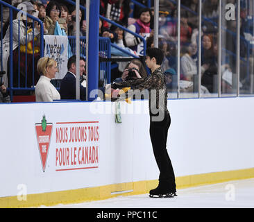 Oakville, Ontario, Canada. 22 Sep, 2018. Yuzuru Hanyu du Japon, serre la main avec son entraîneur Brian Orser comme son entraîneur Tracy Wilson regarde sur avant d'effectuer dans l'épreuve du patinage libre au cours de l'automne 2018 Classic International au Complexe sportif Sixteen Mile à Oakville, Ontario, Canada, le 22 septembre 2018. Credit : AFLO/Alamy Live News Banque D'Images