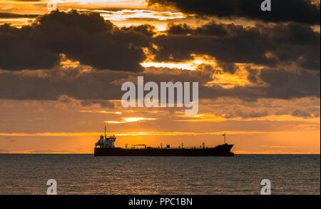 Fountainstown, Cork, Irlande. 25 Septembre, 2018. Thun pétroliers se trouve à l'ancre que Gemini aube lumière se brise Fountainstown, co Cork, Irlande. Crédit : David Creedon/Alamy Live News Banque D'Images