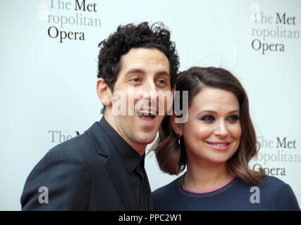 New York, USA. Sep 24, 2018. Katie Lowes et Adam Shapiro venir à l'ouverture de la nouvelle saison du Metropolitan Opera de New York. Le Metropolitan Opera abrégée avec amour est considéré comme l'un des meilleurs du monde des maisons d'opéra et de l'ouverture de la nouvelle saison de New York est un important événement social chaque année. (Pour dpa 'New York Metropolitan Opera saison s'ouvre avec 'Samson et Dalila' à partir de 25.09.2018) Crédit : Christina Horsten/dpa/Alamy Live News Banque D'Images