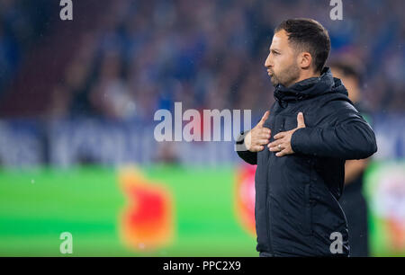 22 septembre 2018, en Rhénanie du Nord-Westphalie, Gelsenkirchen : Soccer : Bundesliga, le FC Schalke 04 - Bayern Munich, 4e journée de la Veltins Arena. L'entraîneur de Schalke Domenico Tedesco donne des instructions à ses joueurs. Photo : Guido Kirchner/DPA - AVIS IMPORTANT : LDF un règlement DFB d interdire toute utilisation des photographies comme des séquences d'images et/ou quasi-vidéo. Banque D'Images